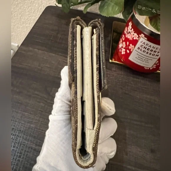 ⭐️Gucci Eclipse Compact Canvass Wallet Gold Tone Hardware 2 Snap Closures - Picture 10 of 15